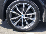 BMW純正20インチホイール。洗練されたデザインで、足元の個性を引き立てます。