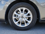 標準装備の純正15インチアルミホイール。タイヤサイズは185/65R15です。