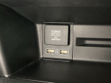 助手席前には横長のトレーとアクセサリーソケットがついています。その下に充電可能なUSB端子が2個ついていますので、手前のトレーにスマートフォンを置いて移動中でも充電できるので便利です。