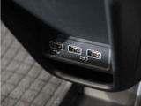 USB接続、スマートフォンの充電等にも便利なUSBチャージャー!使いやすい場所に装備されています。