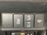 Hondaセンシング用の、VSA(ABS+TCS+横滑り抑制)解除と路外逸脱抑制機能のオンオフスイッチなどはハンドルの右側に装備しています。