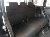 後席も寛ぎの空間が確保されています!運転席側は手動、助手席側は電動のスライドドアを備えております!狭いところでの乗り降りや荷物の出し入れがラクラク♪