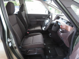 運転席側シートにはハイトアジャスター付きできめ細かく高さ調節も可能!ベストポジションで運転をお楽しみください!