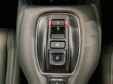 シフトはセレクトレバーのなくなったエレクトリックギアセレクターになっています。下に電子制御パーキングブレーキがあります。スイッチひとつでブレーキ力を自動的に最適制御できるパーキングシステムです。