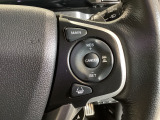 ハンドル右側にはクルーズコントロールのスイッチが装備され運転中の操作も安心して行えます!