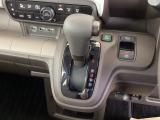シフトはインパネシフト、パーキングブレーキは電子制御となっています。