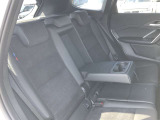 後席も使用感はさほど感じず、運転席・助手席同様に清潔感があります。後席シートもしっかりと作り込まれていますので、座り心地も悪くありません。是非、実車にてご確認下さい。