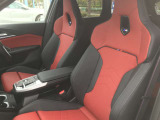 【助手席シート】運転席シート同様長時間乗車・スポーツドライビングでも疲れにくい形状にセッティングされたシートを装備しております。