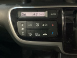 セレクトレバーの左側にオートエアコンがついてますので、簡単操作で快適に過ごせます。リア熱線のスイッチの中に、雪道に対応したサイドミラーヒーターも入っています。