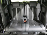 後部座席もゆったり座れます。