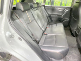 後部座席も気になるようなキズ・汚れやへたり等、大きなダメージはなく、良好な状態です。