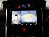 パノラミックビューモニター付きです。車両を上から見たような映像をディスプレイオーディオ画面に表示。運転席からの目視だけでは見にくい、車両周辺の状況をリアルタイムでしっかり確認できます。