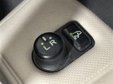 【電動格納ミラー】運転席のスイッチで、ドアミラーの開閉や角度の調整ができます。