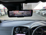 荷物や人でバックミラーが見えずらい時ありませんか?インテリジェントルームミラーはカメラの映像をミラーに映すことができます!