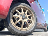 【15インチアルミホイール】外観にマッチしたアルミホイールを装着しております。各種アルミホイールや、スタッドレスタイヤも取扱いしております。是非ご相談ください♪
