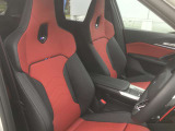 【コックピットシート】BMW車の主役席。車体中央にくる様に配置し車両重心とが一致する事でドライバーと車との一体感あるドライビングを実現。人間工学に基づき形成した形状が長時間のドライブ疲労も軽減します!