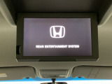 天井にリア席モニターが付いています。ナビゲーションで再生しているDVD等の映像を、後部座席の方にご覧いただくことができます。お子様にも大人気です。
