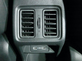 リア席用に2つの風向口とUSBチャージャーを装備しております♪