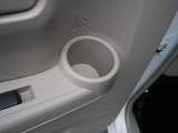 ドアポケットにはペットボトルなどを入れておけるスペースがございます^^