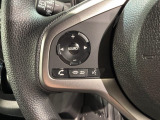 ステアリングにオーディオ操作スイッチが付いています。オーディオ画面に直接タッチしなくても操作が出来ますので、運転に集中できます。