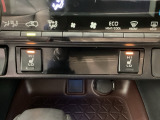 運転席と助手席にシートヒーターが付いています☆寒い時期に腰周りを温めてくれるので体全体が温まりやすいのは勿論、暖房と違い顔に風が当たらないので、乾燥肌やドライアイの方でも大丈夫☆