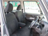 運転席、助手席 ゆったりくつろげます。