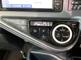 【オートエアコン】一度お好みの温度に設定すれば、車内の温度を検知し風量や温度を自動で調整。暑い&hellip;寒い&hellip;と何度もスイッチ操作をする必要はありません。快適な車内空間には必須の機能ですね♪