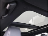 明るさが室内に溢れるパノラマルーフ、暗い車内でも外の明るい光を取り入れることが出来ますね気持ちよくドライビングできますよ。