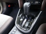 CVT(無段変速)のオートマチックです。フロアシフトがとても使い易いです。また高燃費に貢献するのもこのオートマチックです(*^_^*)