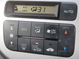 便利なオートエアコン付きです。温度を設定するだけです。