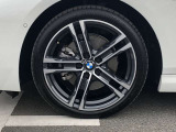 BMW純正18インチホイール。洗練されたデザインで、足元の個性を引き立てます。