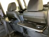 運転席・助手席の背もたれには、2列目シート用にカップホルダー付きの「格納式のシートバックテーブル」を装備しています。休憩時のちょっとした時間などカップを置いたり、小物置きに使えて便利です。