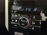 オートエアコン付きなので一度、気温を設定すれば自動的に過ごし易い温度に調整してくれますよ。 車内をいつでも快適空間にしてくれます。