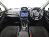 ■視界良好で運転しやすいコックピットです。シンプルで操作性の良いインパネ回りにデザインされ、SUBARUは安全性能に徹底的にまでこだわった視界設計を行っています。