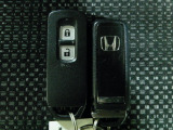 スマートキー付!キーを取り出さなくてもドアロックの施錠・開錠、エンジンの始動が出来ます!雨の日や荷物の多い日にとても便利ですね♪