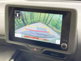 【バックカメラ】駐車時に後方がリアルタイム映像で確認できます。大型商業施設や立体駐車場での駐車時や、夜間のバック時に大活躍!運転スキルに関わらず、今や必須となった装備のひとつです!