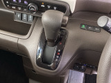 自然に手が届き、操作性の良いインパネシフトに、パーキングブレーキは、フットブレーキタイプなので、運転席と助手席の間はすっきりしています。