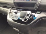 ハイブリット専用のシフトノブです。インパネシフトだから視線の移動も少なく足元もスッキリ♪運転席もゆったりしているのでゆとりを持ってドライブできますね!
