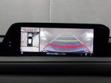 狭い場所での駐車やすれ違いなどでより的確な運転操作に役立つ360&deg;ビューモニターが装備されています。