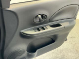 集中ドアロックや、電動格納ドアミラーや各ウィンドウの操作が出来るスイッチが運転席に付いております。