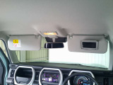 運転席・助手席ともにサンバイザー内側に鏡がついております。センターにはサングラスを収納できるスペースがございます。