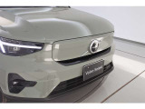 【ボルボの電気自動車を象徴するフロントフェイス】時代に合わせて変化するエンブレムデザイン。センターを斜めに大きく横切るラインと黒地に銀のアイアンマーク、これが最新ボルボのキャラクターアイコンです。