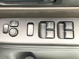 【電動格納ミラー】サイドミラーは電動格納式となっており、狭い駐車場でもキズがつくリスクを抑えられます。