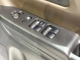 【電動格納ミラー】サイドミラーは電動格納式となっており、狭い駐車場でもキズがつくリスクを抑えられます。