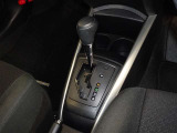 操作が楽なフロアシフトです、レバー式パーキングブレーキで足元インパネ周りもすっきりしています。