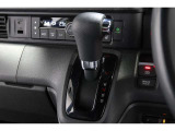 インパネシフトだから視線の移動も少なく足元もスッキリ♪運転席もゆったりしているのでゆとりを持ってドライブできますね!