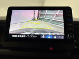 後退時に車両の後ろ側をモニター画面に表示します。車庫入れが苦手な人もこれで安心♪