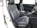 まるで自宅に居るようにリラックスできる運転席です。外の喧騒を忘れさせてくれますね。見やすいメーターと操作しやすいスイッチ類もいいですね.
