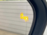【ブラインドスポットモニター】走行中、ドアミラーの死角になりやすい箇所に後続車が接近するとサイドミラーのレンズに警告を表示!ドライバーに注意喚起をしてくれます。