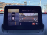 狭い場所での駐車やすれ違いなどでより的確な運転操作に役立つ360&deg;ビューモニターが装備されています。
